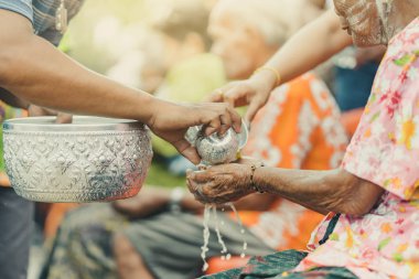 Tay insanlar kutlamak Songkran su dökme ve yaşlı kıdemli için veren çelenk