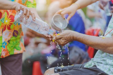 Tay insanlar kutlamak Songkran su dökme ve yaşlı kıdemli için veren çelenk