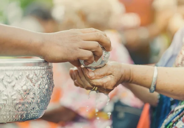 Thailändska folket fira Songkran genom att hälla vatten och ger kransar till äldste senior — Stockfoto