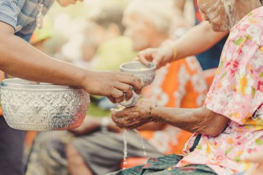 Tay insanlar kutlamak Songkran su dökme ve yaşlı kıdemli için veren çelenk
