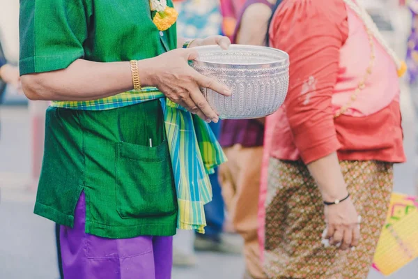 Aldeanos felices vestidos con hermosos trajes locales se unen al desfile para celebrar el Festival de Songkran — Foto de Stock