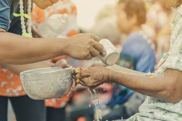 Los tailandeses celebran Songkran vertiendo agua y dando guirnaldas a ancianos mayores — Foto de Stock