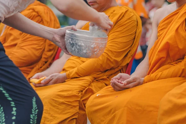 불교 승려 및 태국 송 크 란 페스티벌에서 축복에 물을 붓는 사람 — 스톡 사진