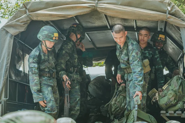 LOPBURI TAILANDIA, 23 DE MARZO DE 2019: Cadetes tailandeses no identificados trasladan mochila militar al camión — Foto de Stock