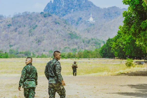 THAILAND LOPBURI, MARCH 24, 2019: Kadet tak dikenal berjalan kembali ke benteng setelah berlatih terjun payung — Stok Foto