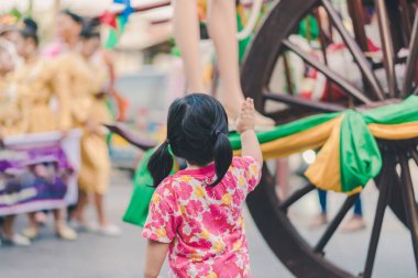 Güzel yerel kostümler giymiş mutluluk köylüler Songkran Festivali kutlamak için geçit katılmak