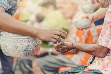 Tay insanlar kutlamak Songkran su dökme ve yaşlı kıdemli için veren çelenk
