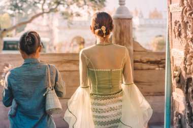 Kadın turist Mandalay, Myanmar Shwe Nan Daw Kyaung (Golden Palace Manastırı), bir fotoğraf çekmek.