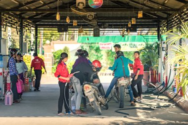 Bagan-Myanmar, 21 Ocak 2019: Benzin istasyonunda yakıt ikmali için sırada bekleyen motosiklet üzerinde tanımlanamayan halklar