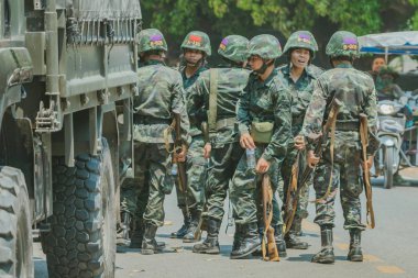 Lopburi Tayland, 23 Mart 2019: Tanımlanamayan Tay öğrenciler sırt çantası askeri kamyona hareket ediyor