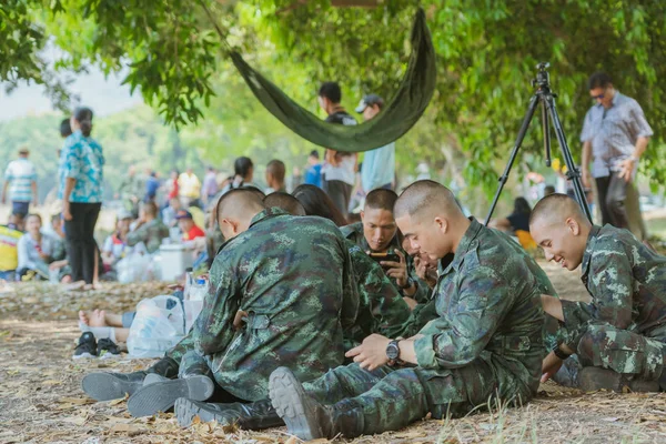 Lopburi thailand, 23. März 2019: thailändische Kadetten entspannen sich nach dem Fallschirmtraining — Stockfoto