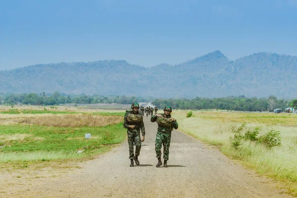 THAILAND LOPBURI, MARCH 24, 2019: Kadet tak dikenal berjalan kembali ke benteng setelah berlatih terjun payung — Stok Foto