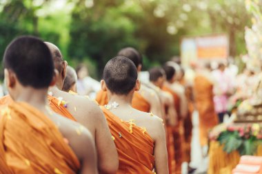 Grup rahipler banyo Buddha heykel Songkran Festivali, Tayland arındırmak vücut ve ruh