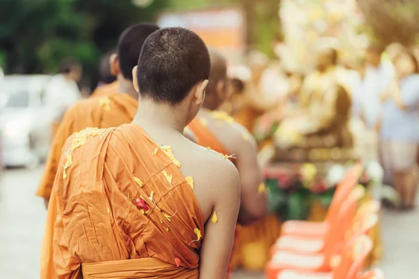 修道士の浴場仏陀の彫刻は、タイのソンクラーン祭で身体と精神を浄化する — ストック写真