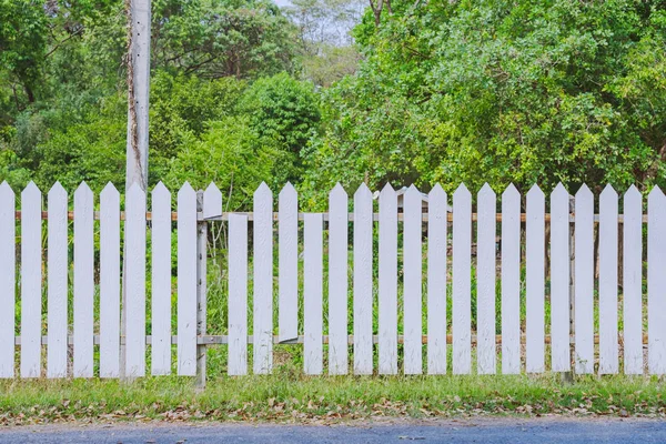 Starý bílý dřevěný plot s přerážení desek v oblasti silniční — Stock fotografie