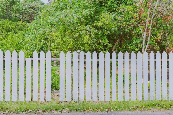 Starý bílý dřevěný plot s přerážení desek v oblasti silniční — Stock fotografie