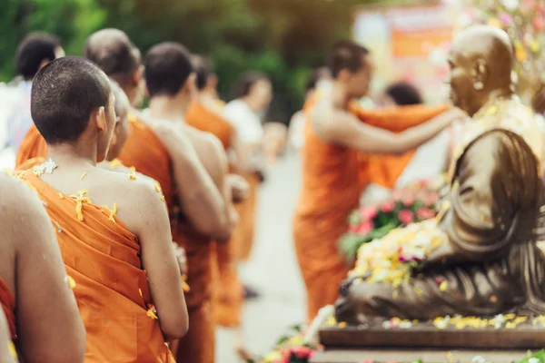 修道士の浴場仏陀の彫刻は、タイのソンクラーン祭で身体と精神を浄化する — ストック写真