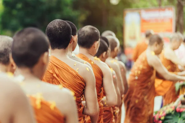 カンチャナブリ タイ - 4 月 17 日: 僧侶グループ バス仏像の体を浄化し、ソンクラン祭りの精神 — ストック写真