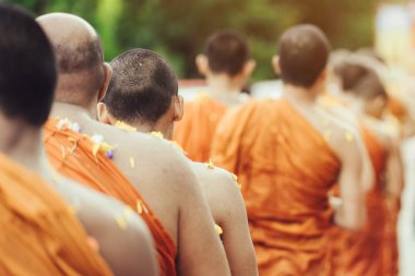 Bir grup rahipler banyo Buddha sculputer vücut ve ruhu Songkran Festivali, Tayland arındırmak