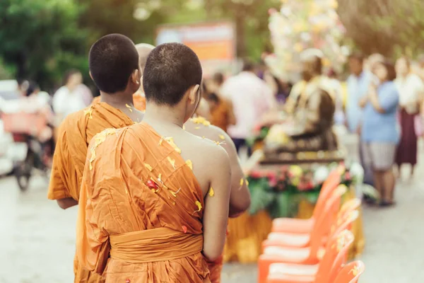 Grupo de Monges banho Buda sculputer purificar corpo e espírito em Songkran festival, Tailândia — Fotografia de Stock