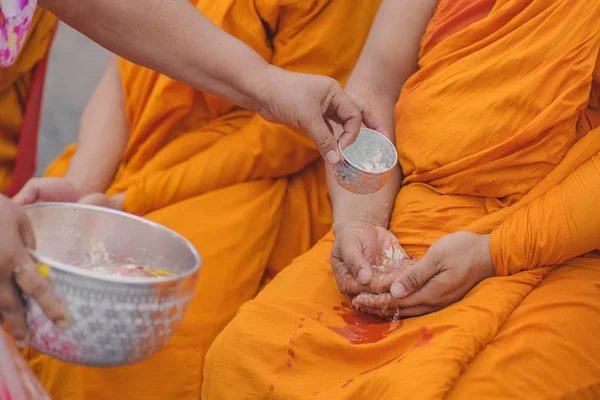 人々 が僧侶でありタイのソンクラーン祭の祝福を与えるに水を注ぐ — ストック写真