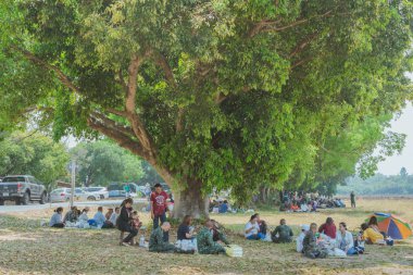 Lopburi Tayland, 23 Mart 2019: Tay öğrenciler sakin ol paraşüt eğitimini tamamladıktan sonra