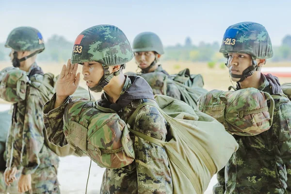 Lopburi Thailand, 24 maart 2019: Cadet training voor parachutespringen op Ban Tha Duea drop zone — Stockfoto