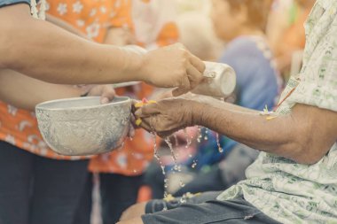 Tay insanlar su akıtarak Songkran kutlamak 
