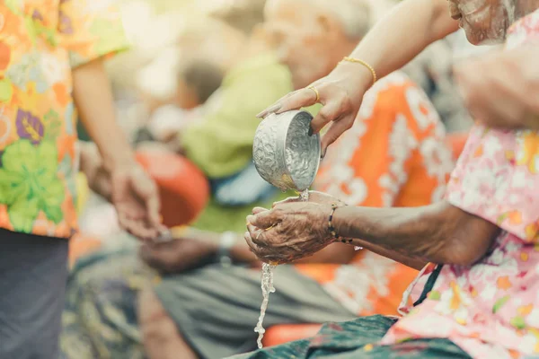 Los tailandeses celebran el Songkran vertiendo agua — Foto de Stock