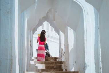 Kadın turistlerin Mya Thein tan Pagoda Mingun, Myanmar 'da yürümek ve fotoğraf çekmek.