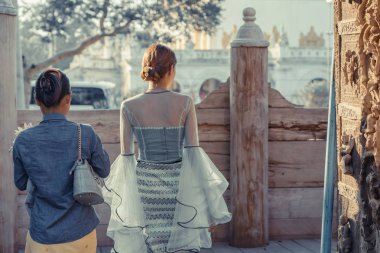 Kadın turist Mandalay, Myanmar Shwe Nan Daw Kyaung (Golden Palace Manastırı), bir fotoğraf çekmek.