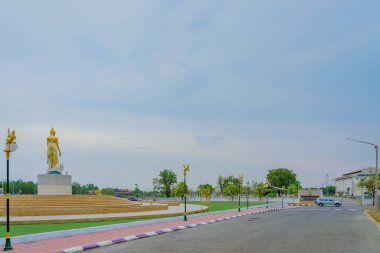 Kanchanaburi Tayland-5 Nisan: Mae Klong Barajı 'nda bulunan Altın Buda heykelleri