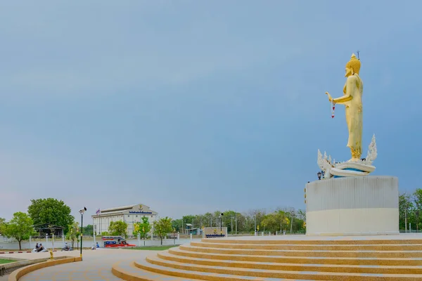 KANCHANABURI THAILAND - 5 DE ABRIL: Estátuas de Buda Dourado localizadas na barragem de Mae Klong — Fotografia de Stock