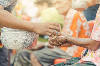 Tay insanlar kutlamak Songkran su dökme ve yaşlı kıdemli için veren çelenk 