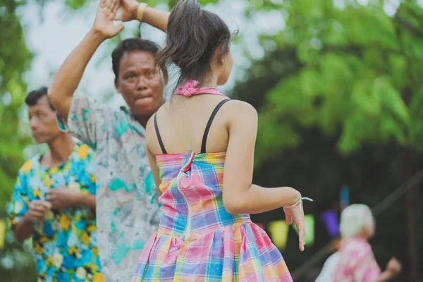 TAILANDIA DE KANCHANABURI - 17 DE ABRIL: La felicidad de los tailandeses disfruta bailando en el escenario en el festival anual de Songkran — Foto de Stock