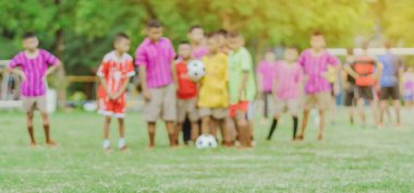 Asya çocuklar uygulama halka futbol alanında gol topu tekme.