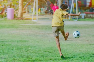 Asyalı çocuklar puan gol için topu tekme uygulama 