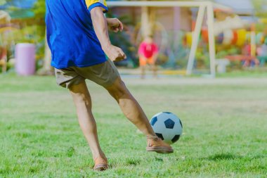 Asyalı çocuklar puan gol için topu tekme uygulama