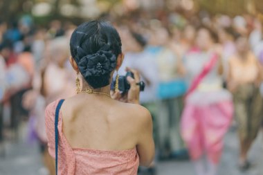 Tay elbise kadın arka görünümü bir Tayland dans geçit töreni bir fotoğraf çekmek
