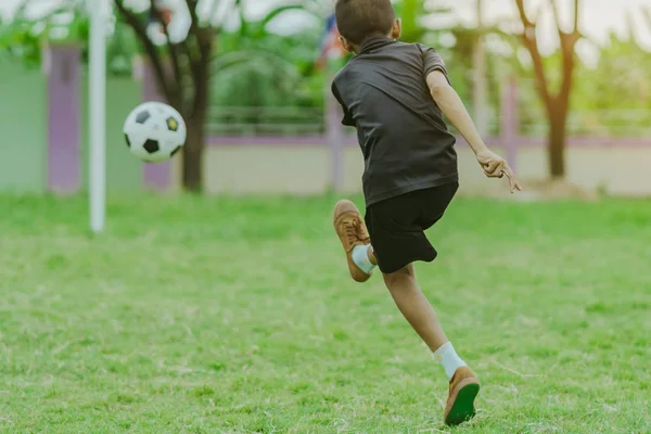 Asyalı çocuklar puan gol için topu tekme uygulama 