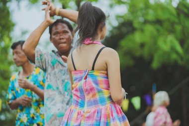 Kanchanaburi Tayland-Nisan 17: Thai insanların mutluluk yıllık Songkran festivalde sahnede dans zevk