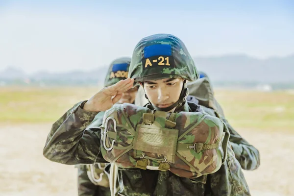 LOPBURI THAILAND, MARÇO 24, 2019: Treinamento de cadetes para paraquedismo na Ban Tha Duea Drop Zone — Fotografia de Stock