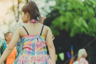 Tayland halkının mutluluğu yıllık Songkran Festivali 'nde sahnede dans zevk 