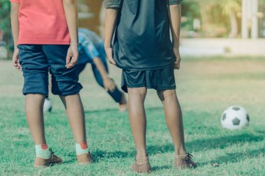 Asyalı çocuklar puan gol için topu tekme uygulama 