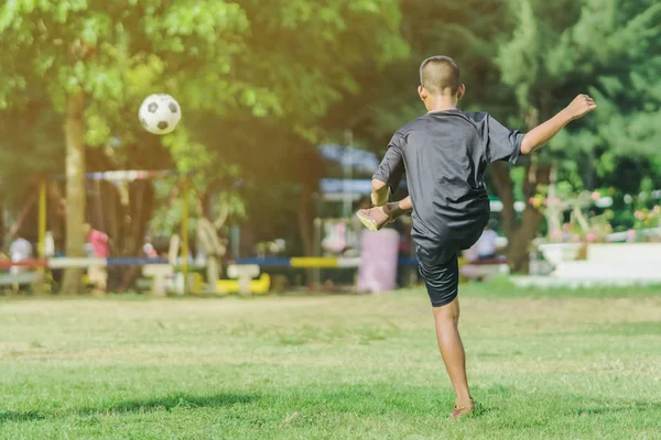 Asiático meninos prática chutando a bola para marcar gols — Fotografia de Stock