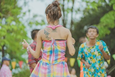 Kanchanaburi Tayland-Nisan 17: Thai insanların mutluluk yıllık Songkran festivalde sahnede dans zevk 