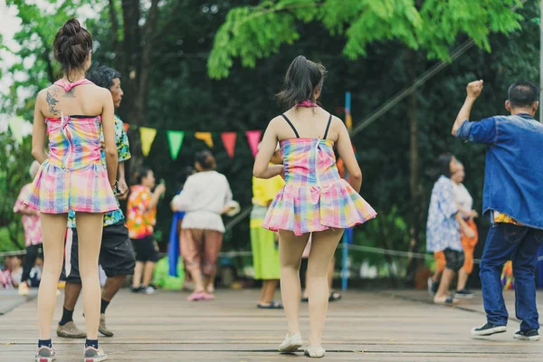 TAILANDIA DE KANCHANABURI - 17 DE ABRIL: La felicidad de los tailandeses disfruta bailando en el escenario en el festival anual de Songkran — Foto de Stock