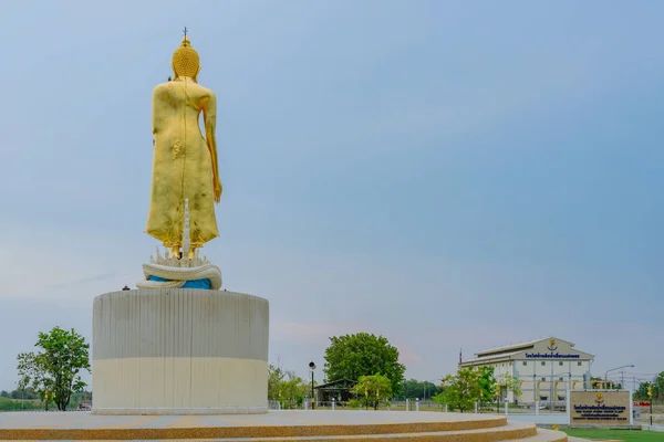 THAÏLANDE DE KANCHANABURI - 5 AVRIL : Statues de Bouddha doré situées sur le barrage de Mae Klong — Photo