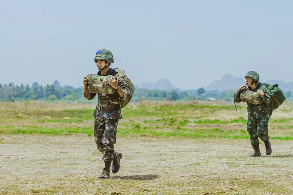 TAILANDIA LOPBURI, 24 DE MARZO DE 2019: Cadetes no identificados regresaron a la fortaleza después de practicar paracaidismo — Foto de Stock