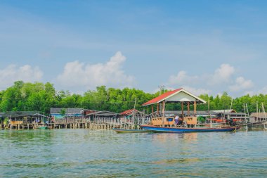 Tayland'da görülmez. Bang Chan, Khlung, Chanthaburi, Tayland'da Balıkçı köyünün (No-Land Village) manzarası.